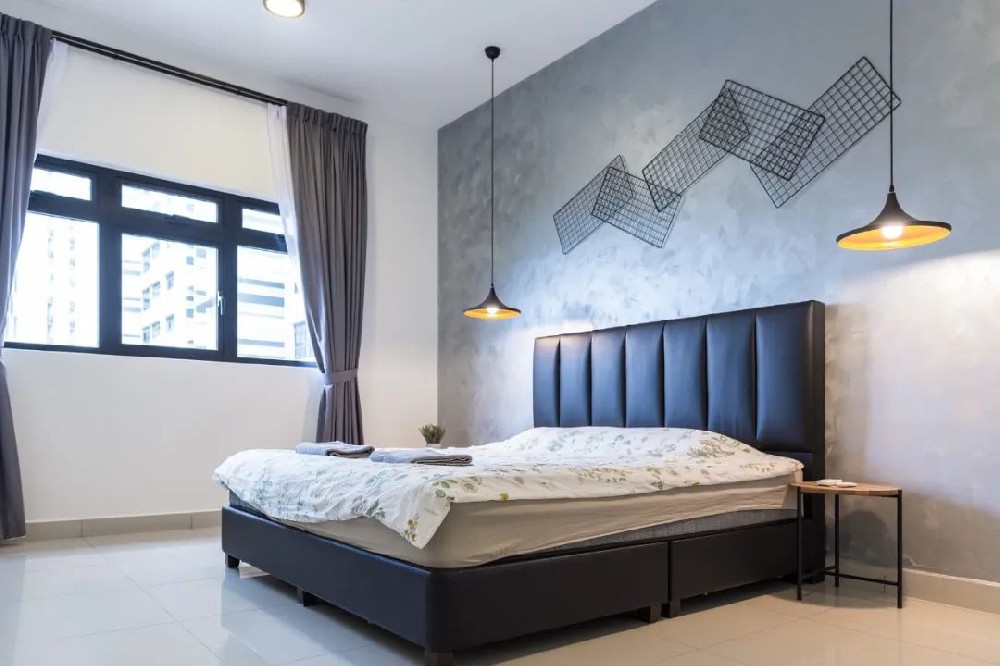 关于卧室风格与床铺材质的搭配，往往可以根据床单、床头柜等其他家具来综合搭配。
